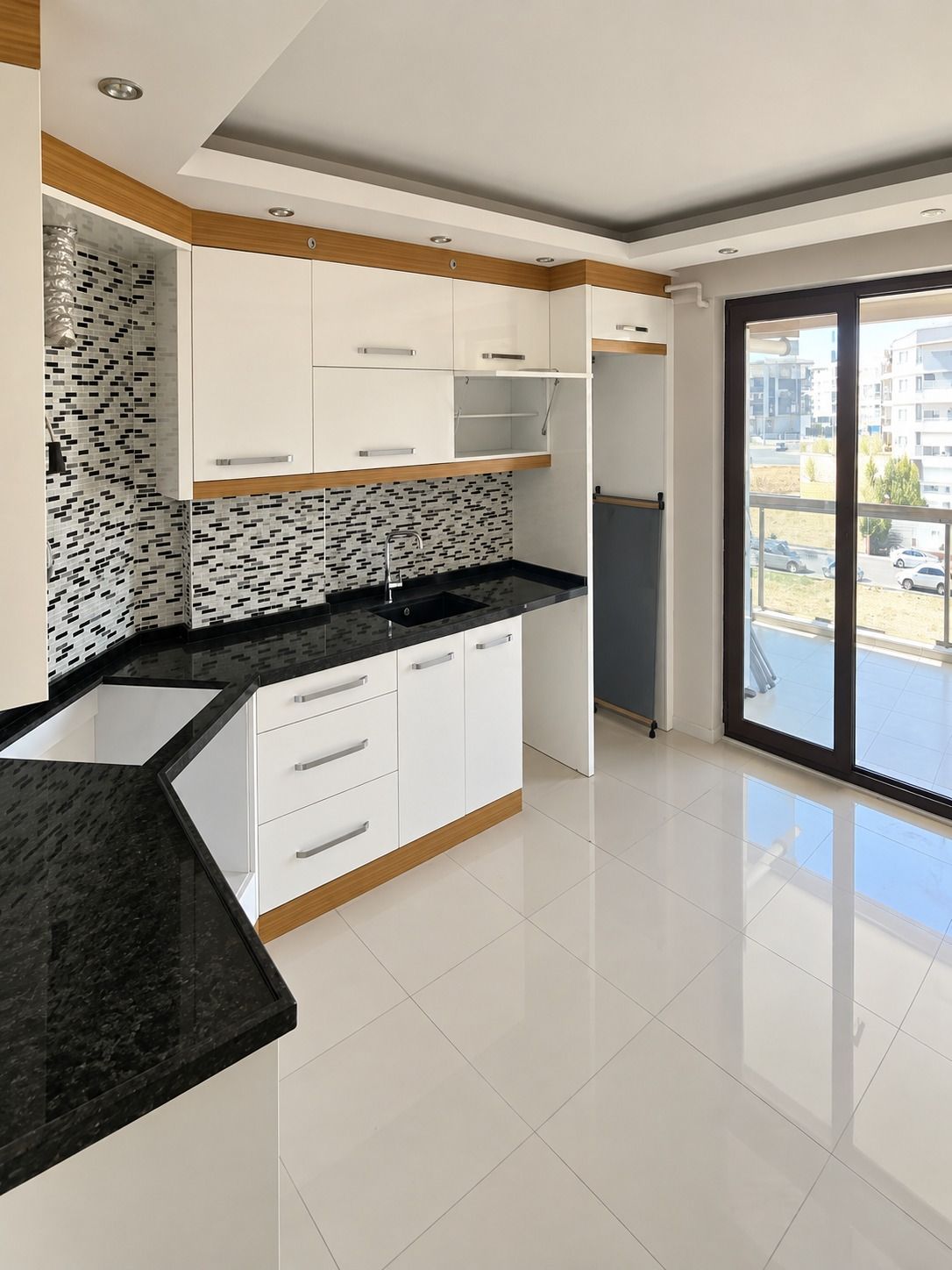 YENİŞAFAKTA SATILIK 2+1 DAİRE 